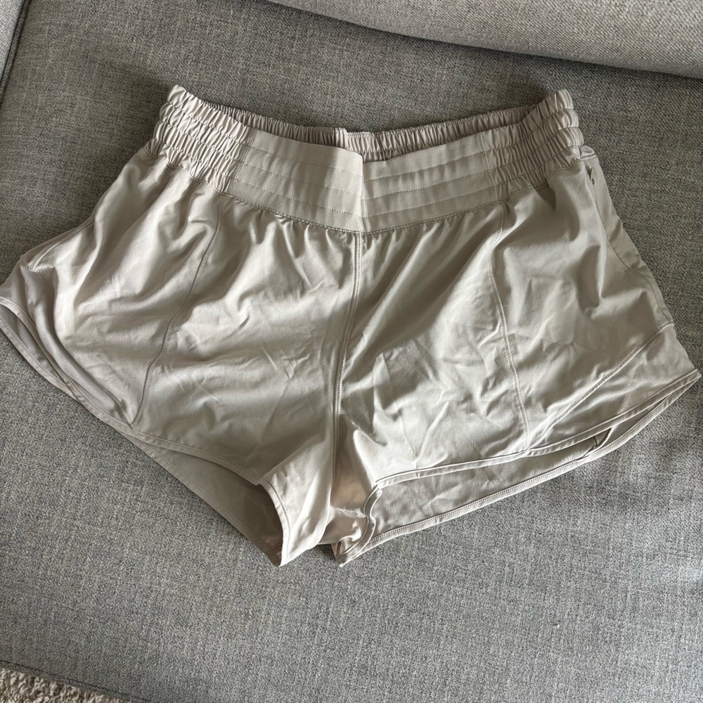 NWOT Lululemon Hotty Hot High Rise 2.5 Shorts size 12 Mojave Tan